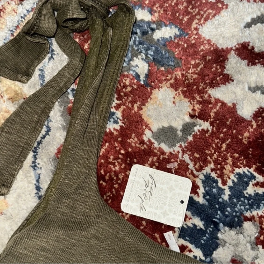 FREE PEOPLE ❤️‍🔥 ARMY GREEN TOP NWT SIZE MEDIUM